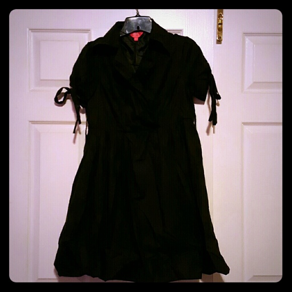 Short sleeve black dress