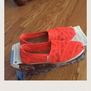 Neon coral crochet toms! So bright & adorable.