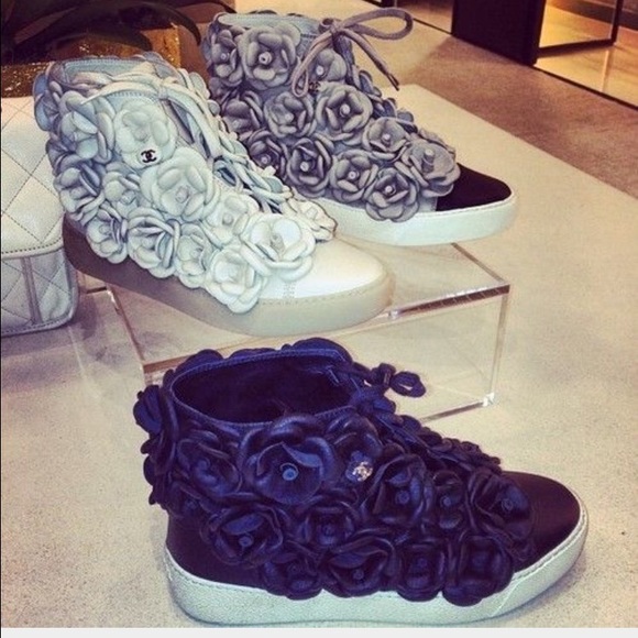 💢SOLD💢CHANEL RESORT ROSE CAMELLIA FLOWER SNEAKER