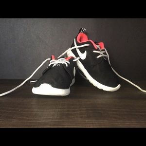Kids nike roshe size 8