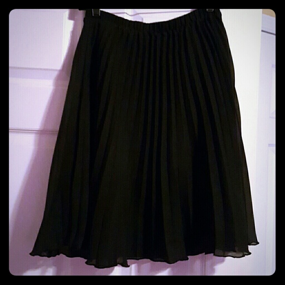 Black pleated mini skirt