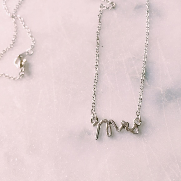 NWOT Cute Dainty Silver Gold Mrs Chain Necklace