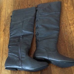 Gray boots with tied back