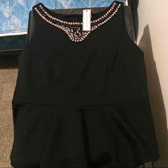 Sleeveless top beaded at the neck