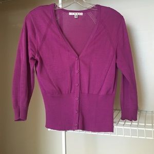Fitted 3/4 length sleeves cardigan.