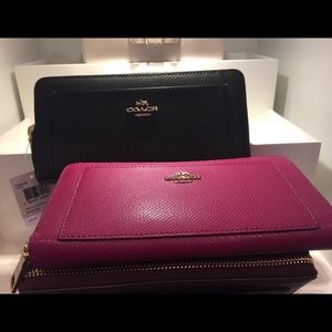 Coach wallet in pink color!