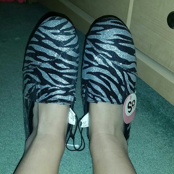 NWT SPARKLY ZEBRA TOMS LOOK A LIKES