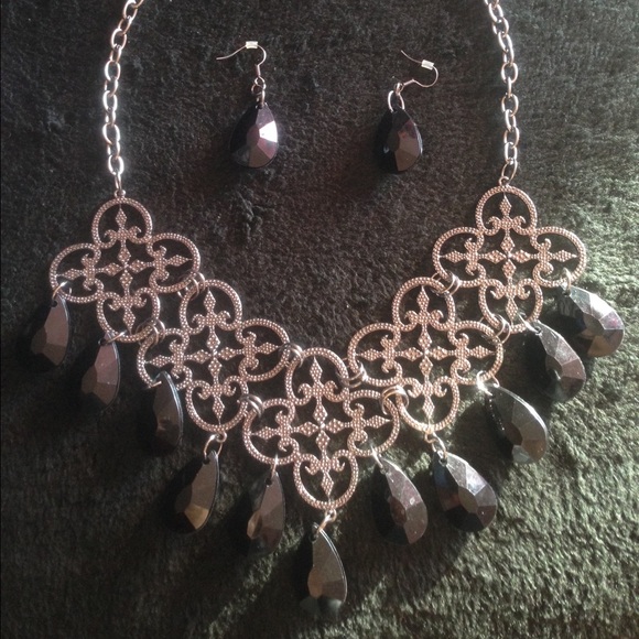 Fashion necklace and earring set