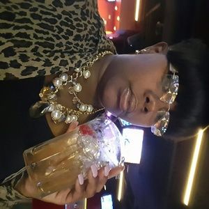 Meet your Posher, Claudia