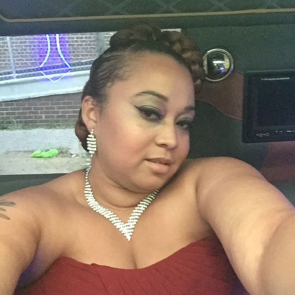 Meet your Posher, Ebonie - Picture 1 of 1