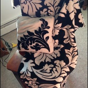 Plush pillow & blanket