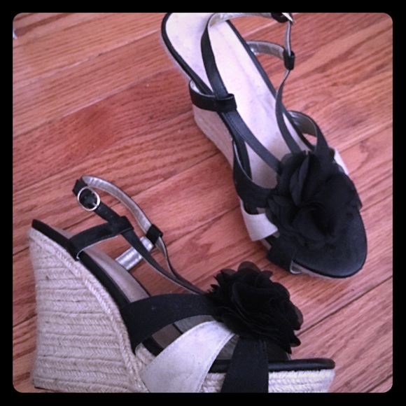 Black and Tan Wedges 💕 - Picture 1 of 1