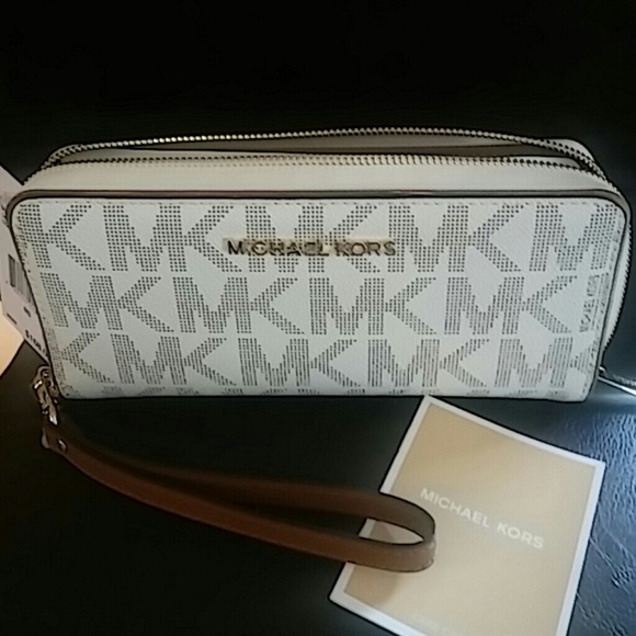 SOLD!!!!!  Michael kors wallet in vanilla