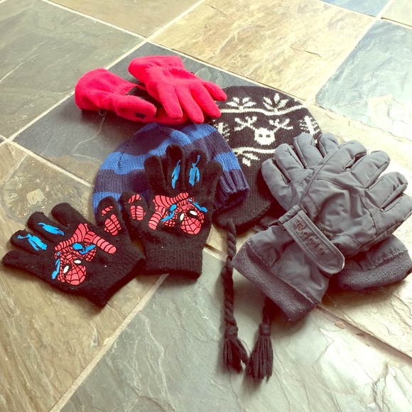 Lot of 3 pairs of gloves and 2 hats. 🏂