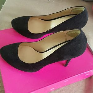 MAKE AN OFFER Shoedazzle faux suede pumps