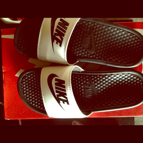 Nike sandals sizes 7