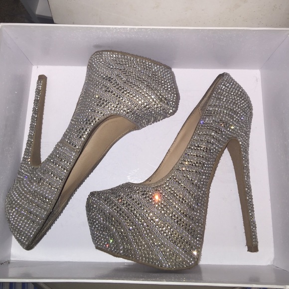 Luxe by Justfab Raven Diamond Shoes - Picture 2 of 4
