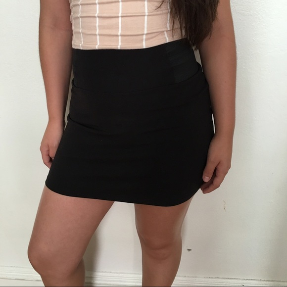 Black mini skirt - Picture 2 of 4