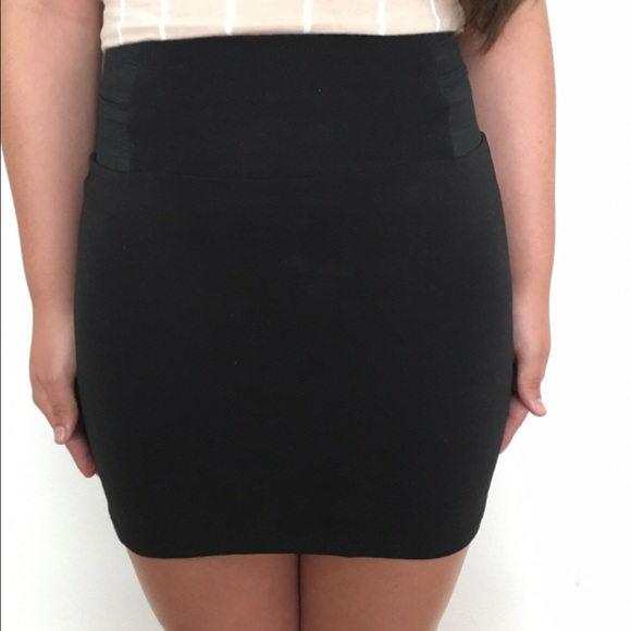 Black mini skirt - Picture 3 of 4