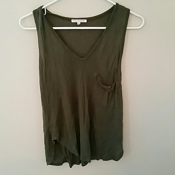 DAILY LOOK slouchy pocket v neck tank