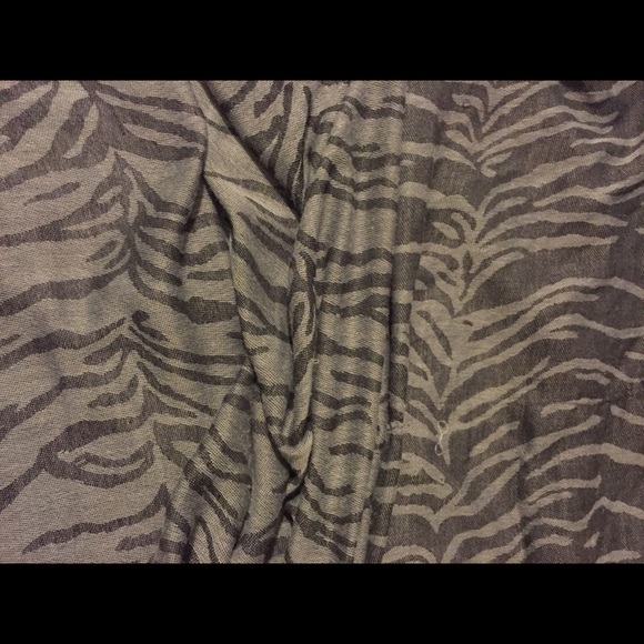 Zebra scarf - Picture 2 of 2