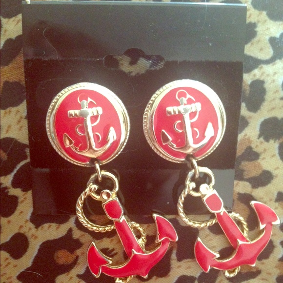 Super cute red/gold anchor earrings!