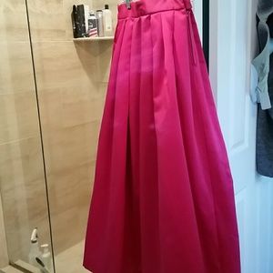 CACHE Beautiful satin long skirt with full lining