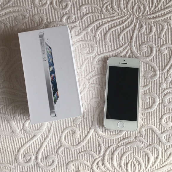 SOLD 🚫🚫 iPhone 5 in white 🚫🚫