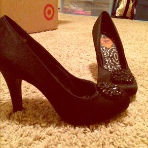 Black pumps
