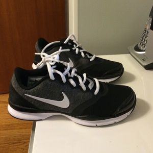 Nike training new sneakers SZ 5
