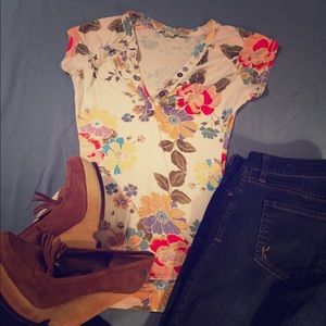 Flattering and flowery American Rag top!