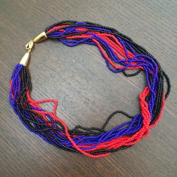 🎈5/$15 💕HP! Tri-color beaded necklace