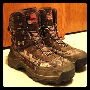 💙1 hour SALE!! Under Armour gore-tex boots!