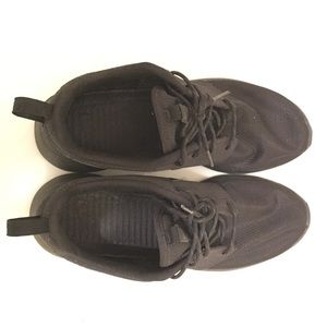 All Black Nike Roshes