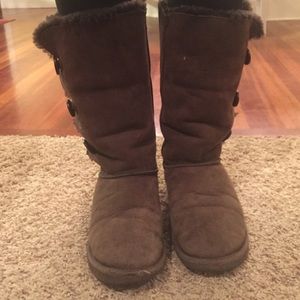 Triple bailey button brown UGG boots, comfortable