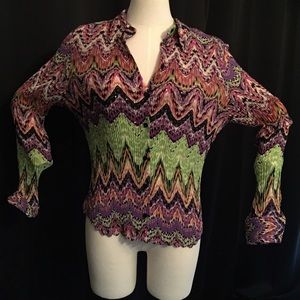Adorable multi colored blouse, very flattering on