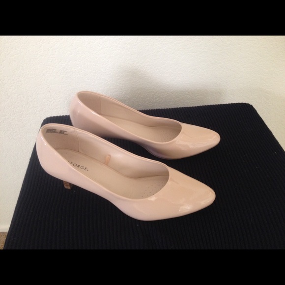 Beige patent leather pumps