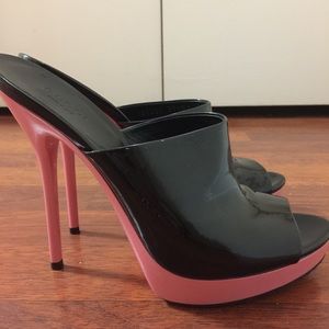 37 1/5 patent leather black and pink Gucci sandals