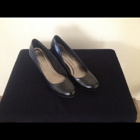 Black faux leather pumps