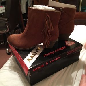 Ankle boots with fringe