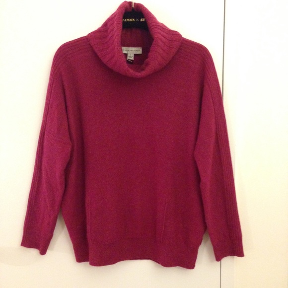 New White + Warren cashmere turtleneck sweater