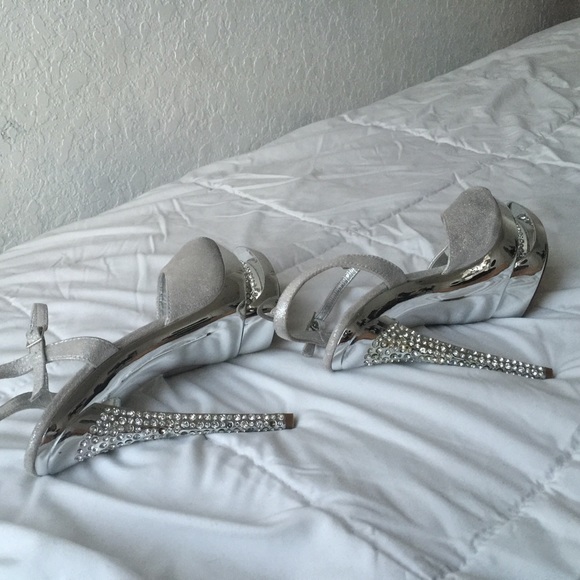 ✨Steve Madden stiletto  with 💍 out heel ✨