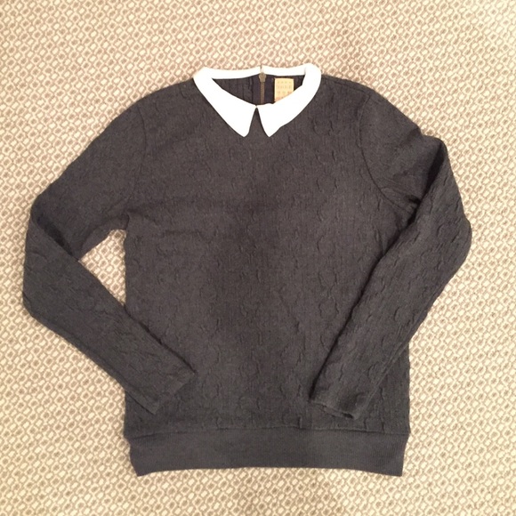 gray sweater with white collar