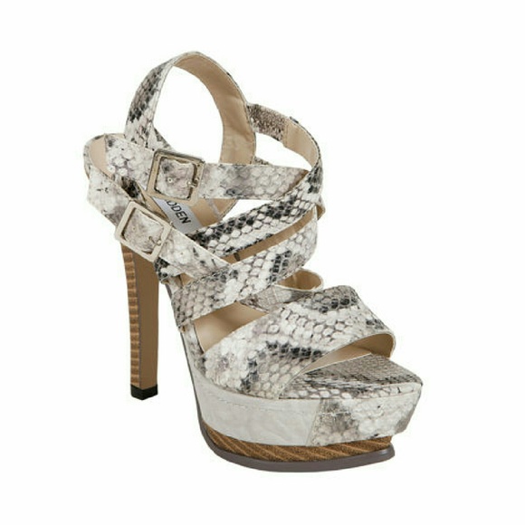 Steve Madden Shoes - Never been worn Steve Madden heels sz 7