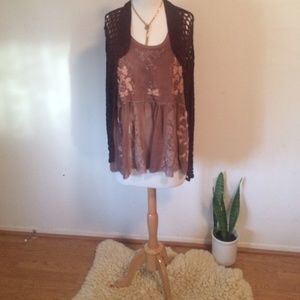 Pink flounced lace sleeveless top