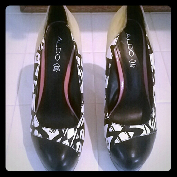 Beautiful multi color vintage Aldo heels