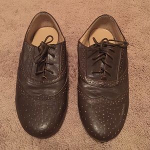 Brown Oxford shoes