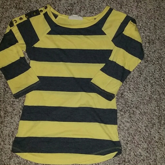 Gray and yellow 3/4 shirt