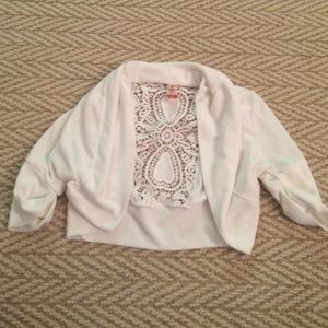 Size medium. Pretty, white sweater !