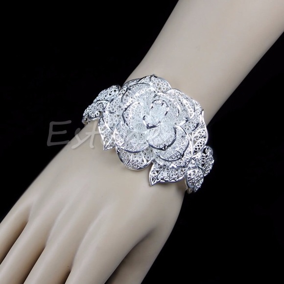 Ladies White Soiled Silver Plated Carve Flower
